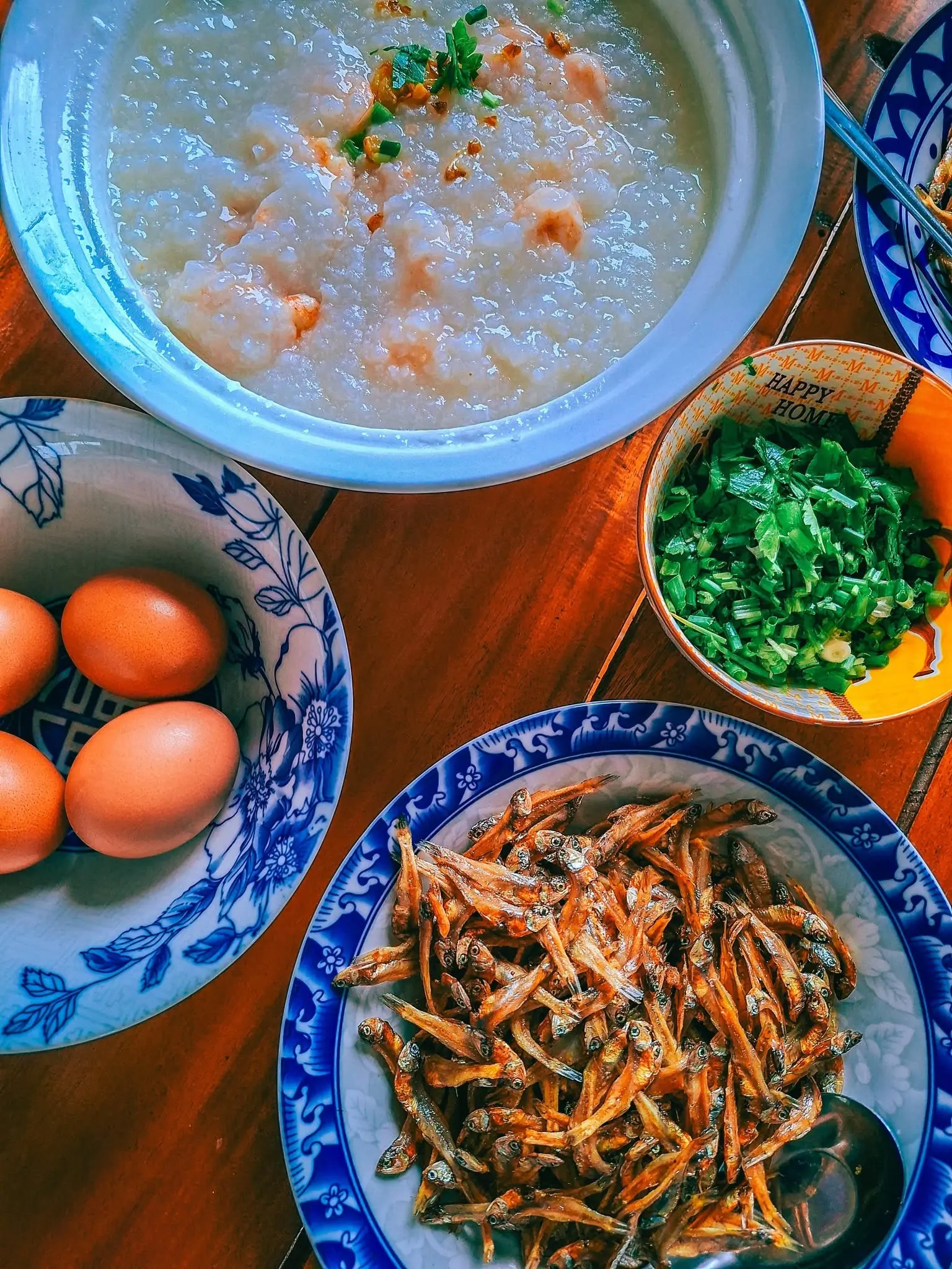 ข้าวต้มร้อน ไข่ต้ม และปลาเค็มทอด